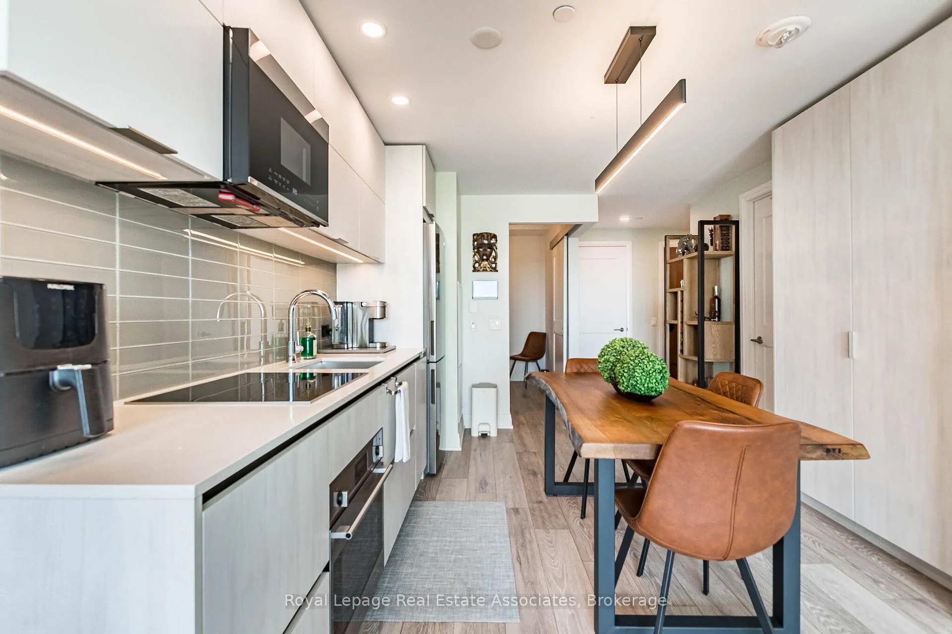 Photo 13 of Unit 706, 21 Park Street E, Mississauga, Port Credit — HOMEH