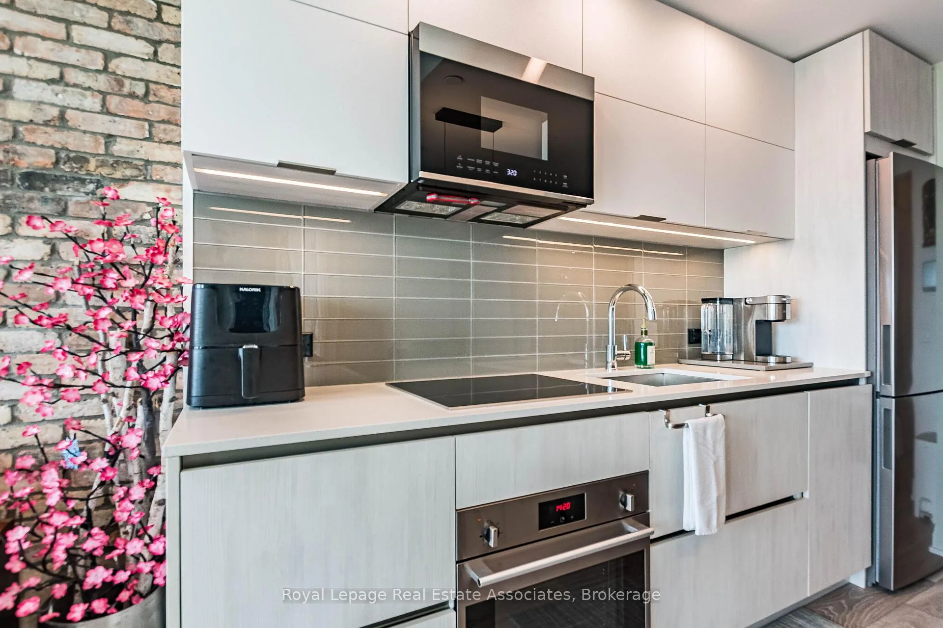 Photo 14 of Unit 706, 21 Park Street E, Mississauga, Port Credit — HOMEH