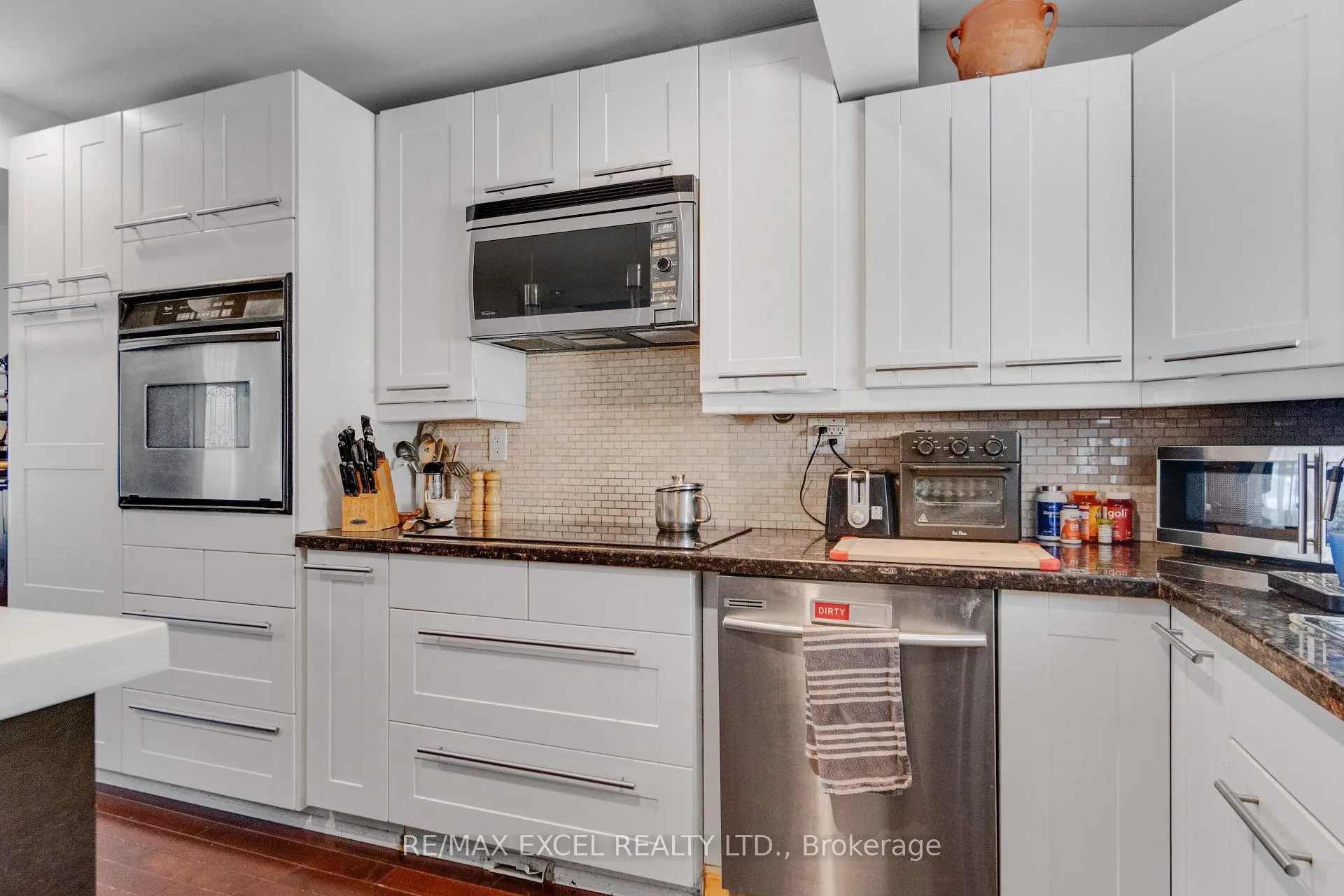 Photo 9 of 381 Niar Avenue, Mississauga, Mineola — HOMEH
