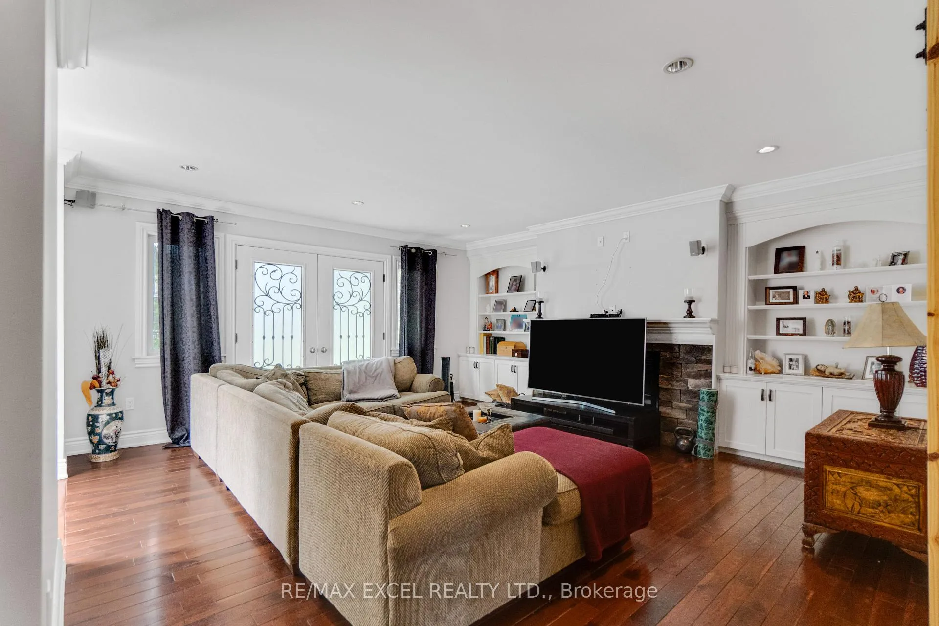 Photo 11 of 381 Niar Avenue, Mississauga, Mineola — HOMEH