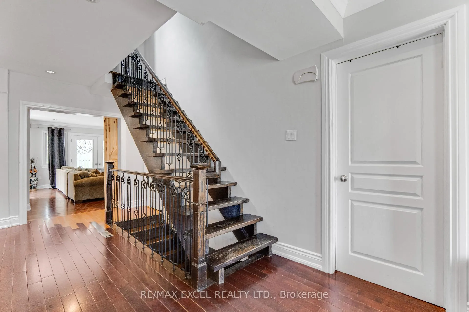 Photo 19 of 381 Niar Avenue, Mississauga, Mineola — HOMEH