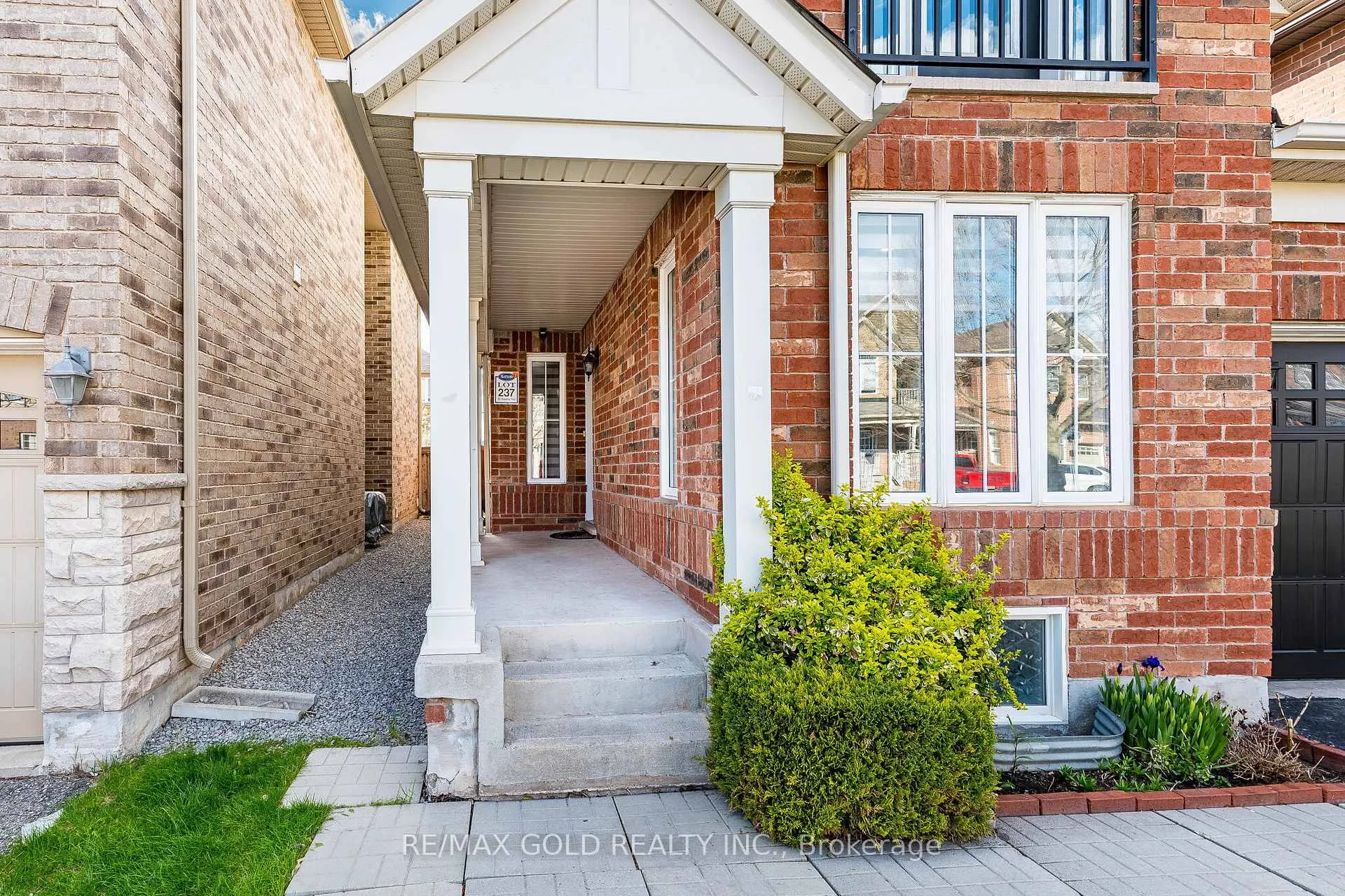 Photo 3 of 32 Haverty Trail, Brampton, Northwest Brampton — HOMEH