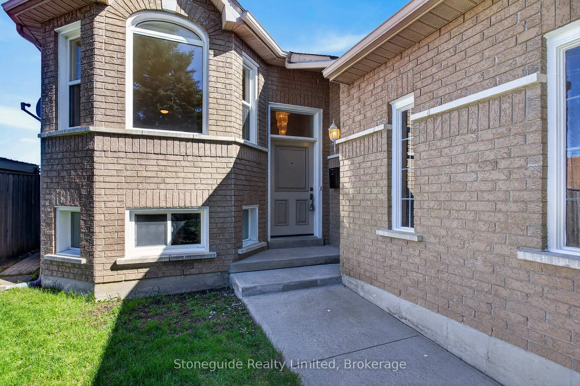 Photo 4 of 2 Goodwin Avenue, Clarington, Bowmanville — HOMEH