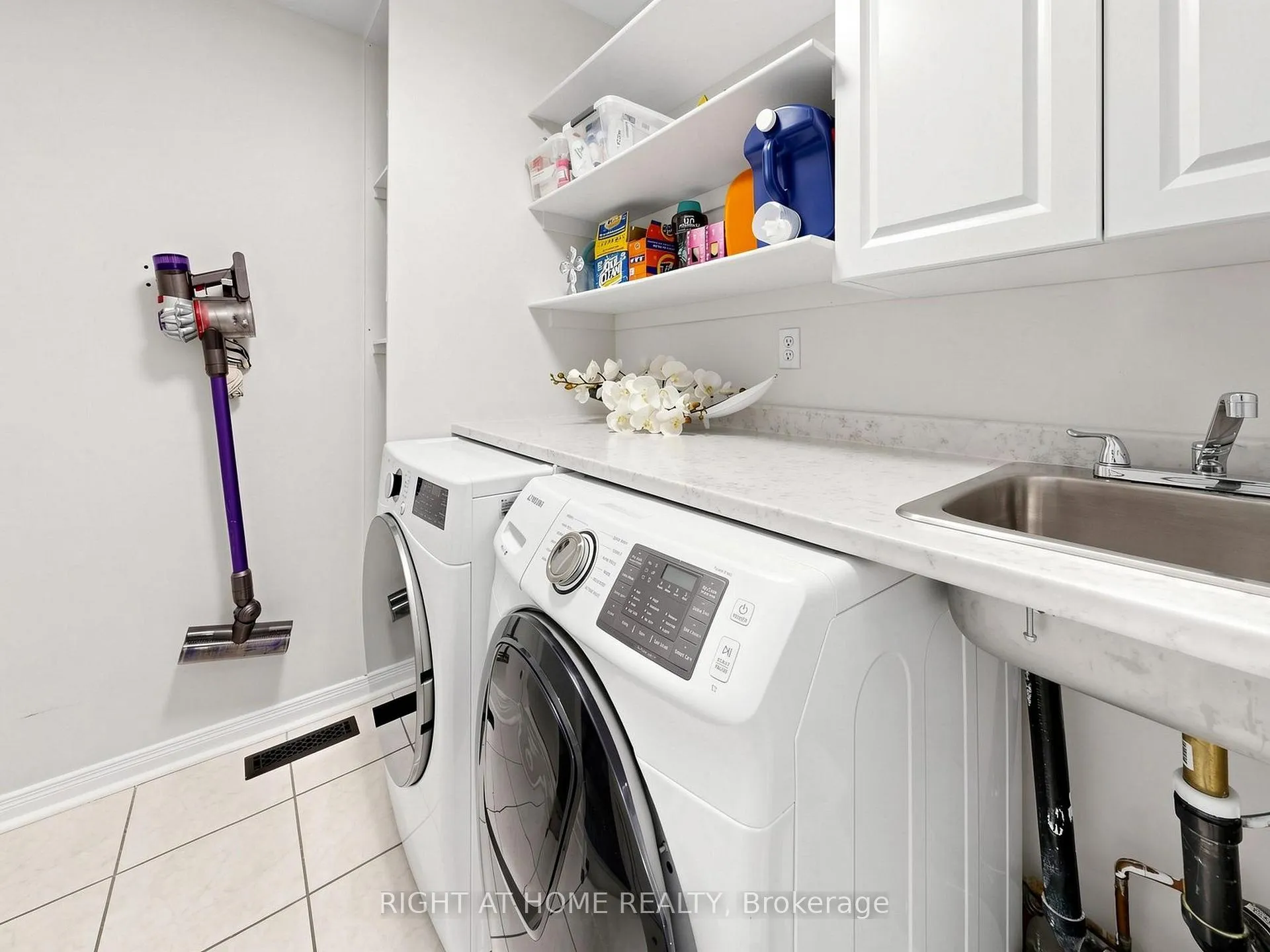 Photo 20 of 31 National Pine Drive, Vaughan, Vellore Village — HOMEH
