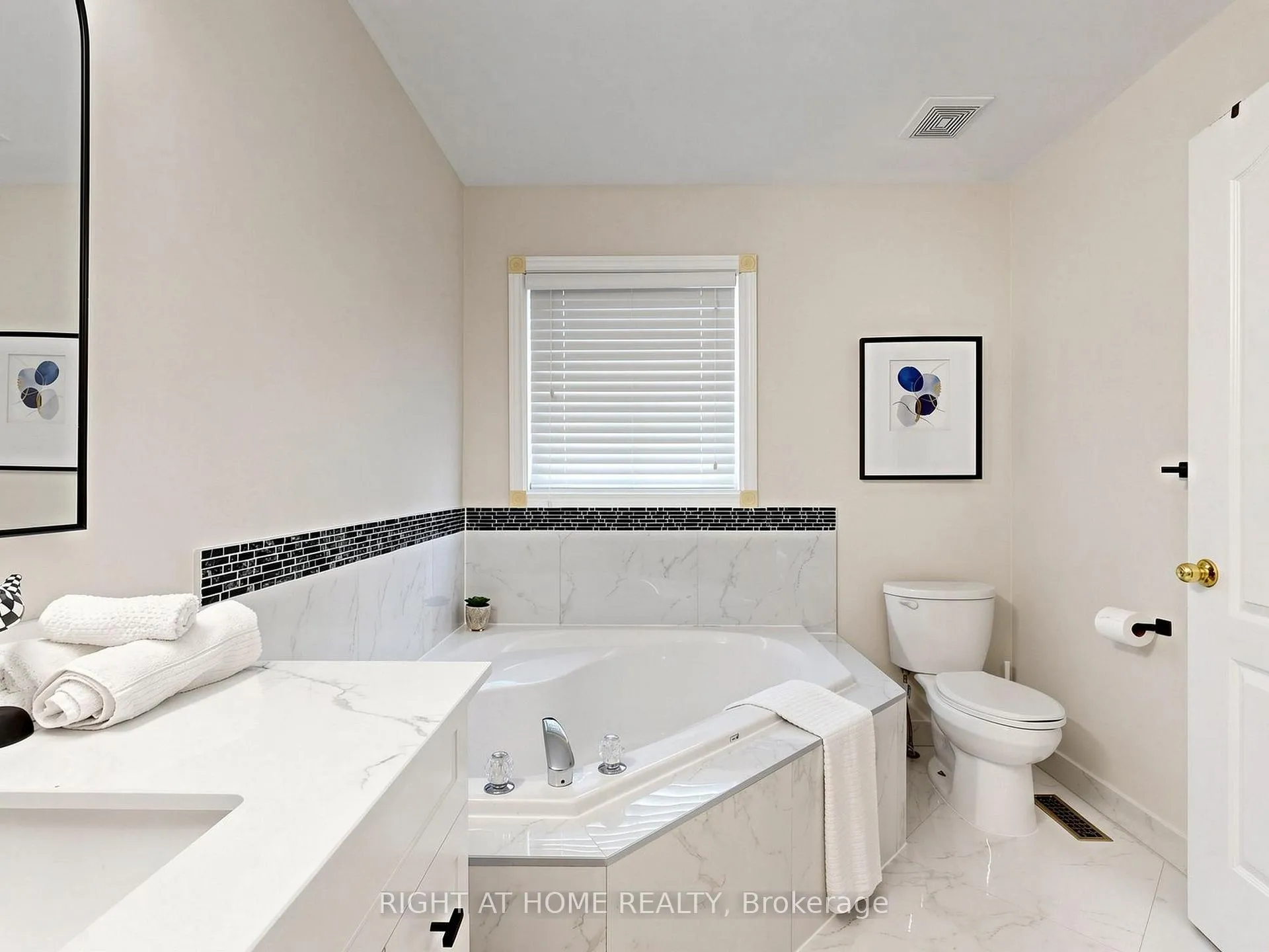 Photo 28 of 31 National Pine Drive, Vaughan, Vellore Village — HOMEH