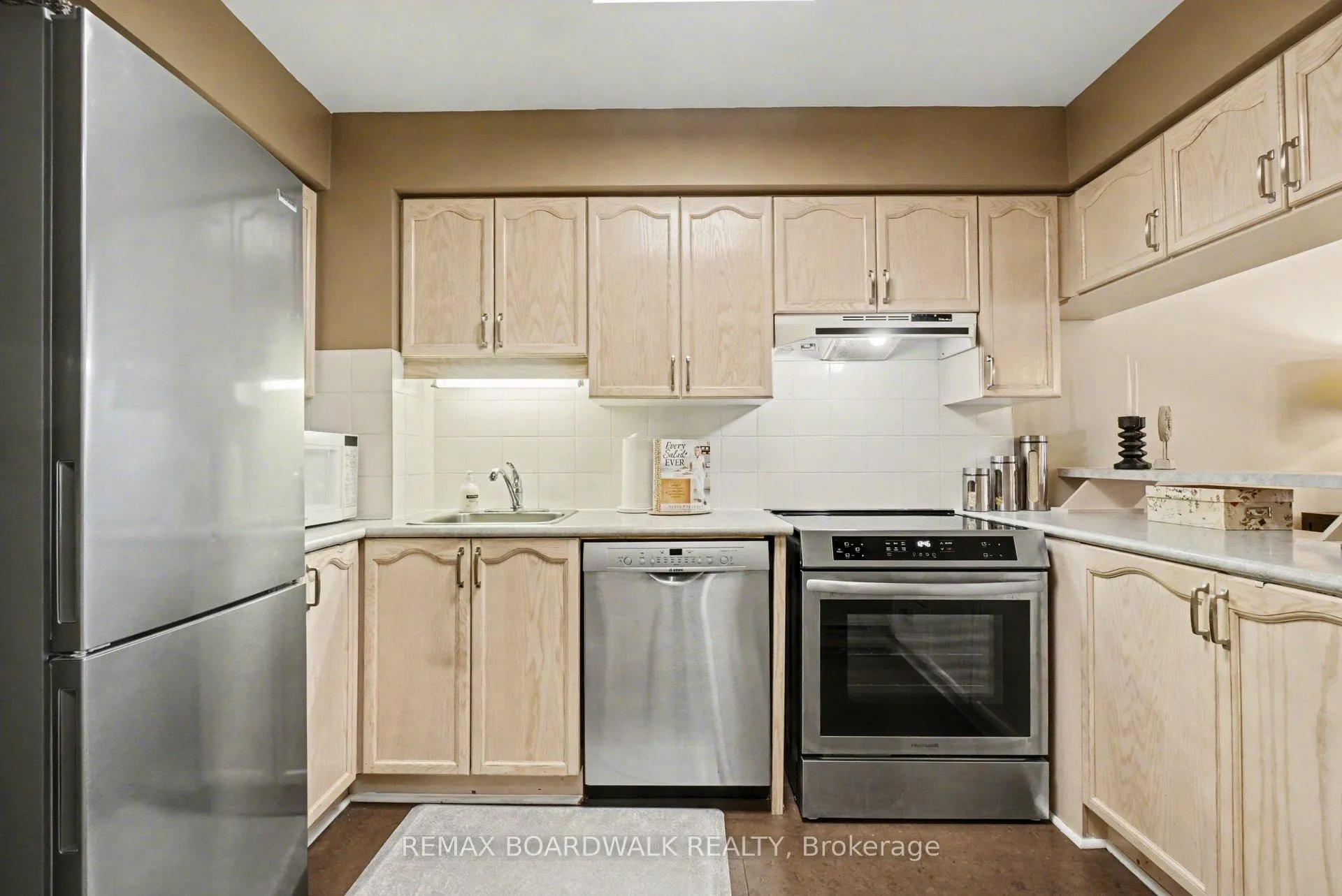 Photo 7 of 5 Briston Private, Ottawa, Hunt Club Park — HOMEH