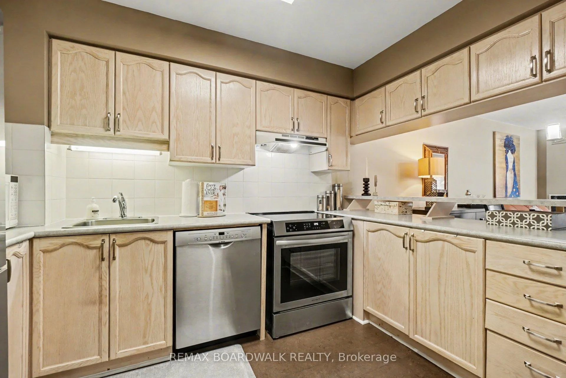 Photo 8 of 5 Briston Private, Ottawa, Hunt Club Park — HOMEH