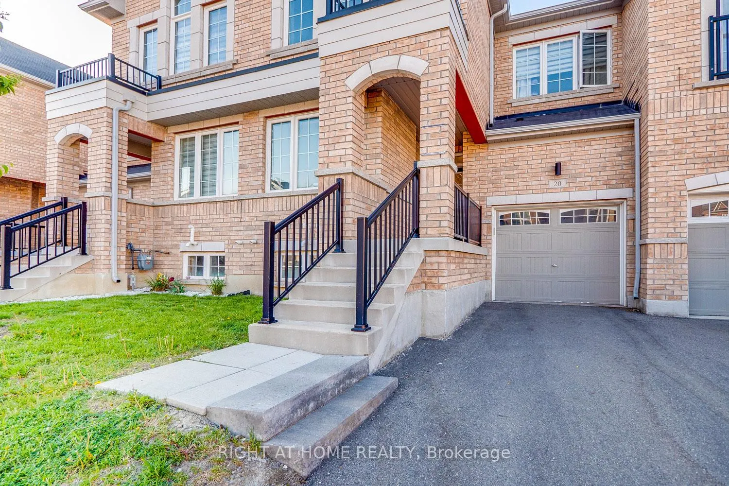 Photo 2 of 20 Harcourt Street, Vaughan, Patterson — HOMEH