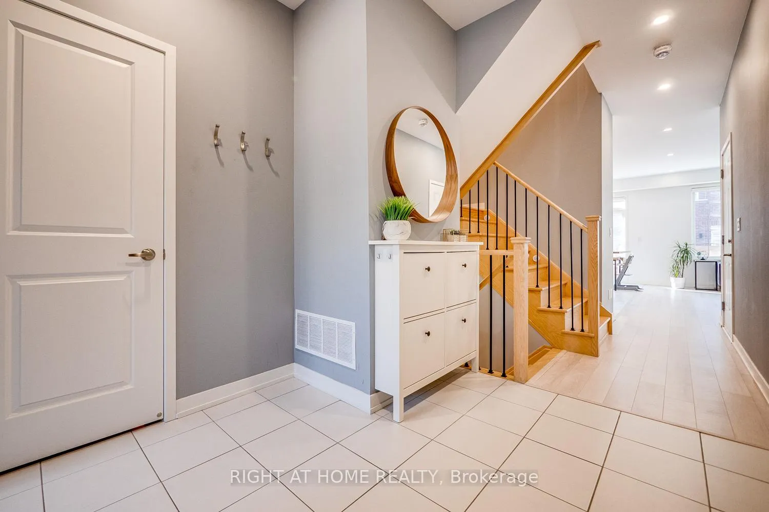 Photo 4 of 20 Harcourt Street, Vaughan, Patterson — HOMEH