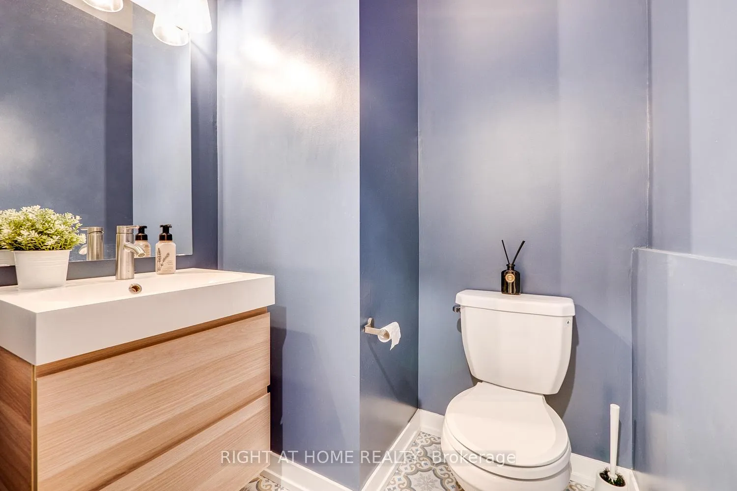 Photo 9 of 20 Harcourt Street, Vaughan, Patterson — HOMEH