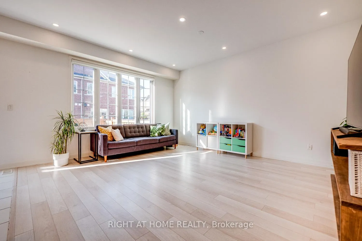 Photo 10 of 20 Harcourt Street, Vaughan, Patterson — HOMEH