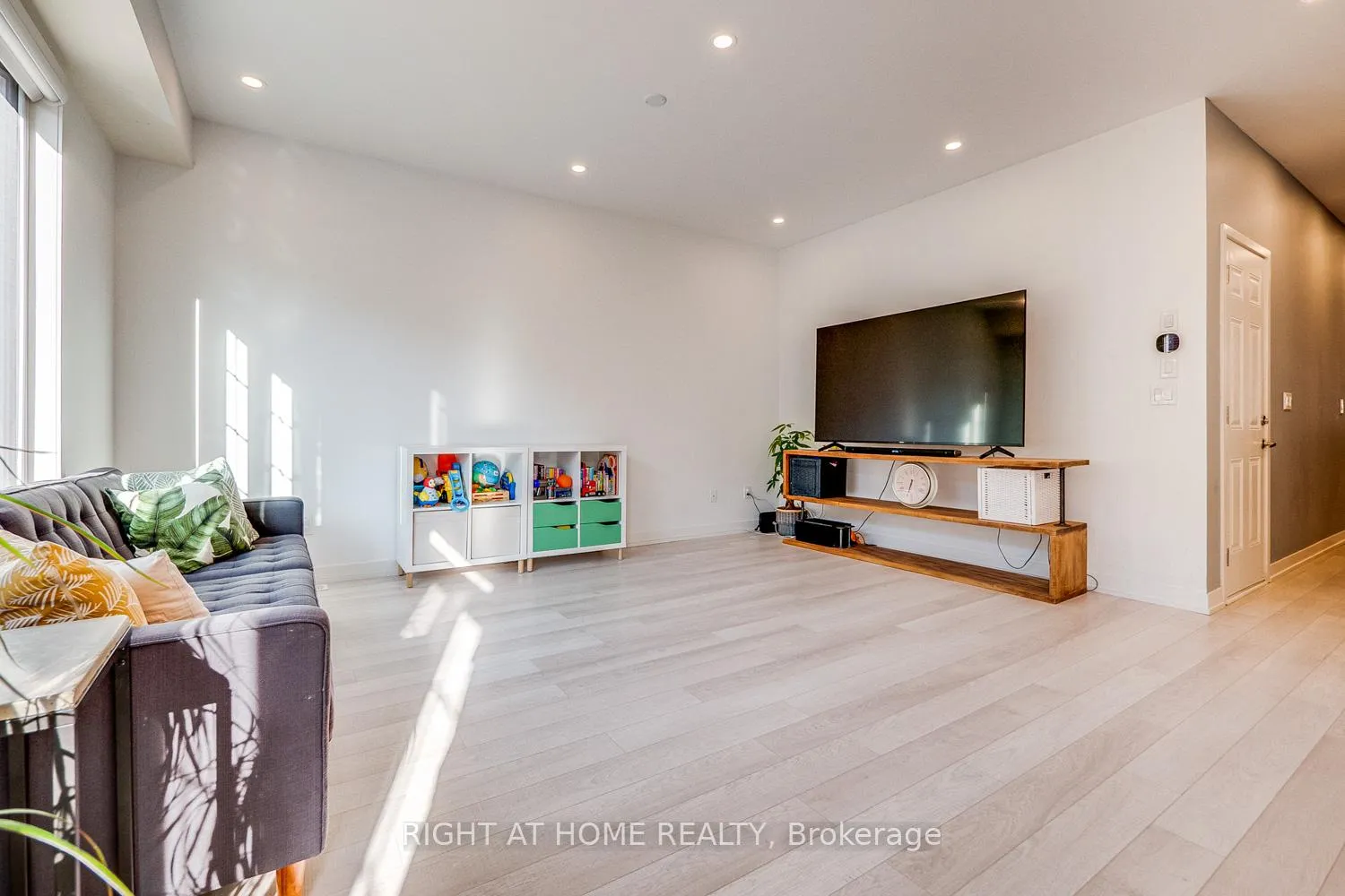 Photo 11 of 20 Harcourt Street, Vaughan, Patterson — HOMEH