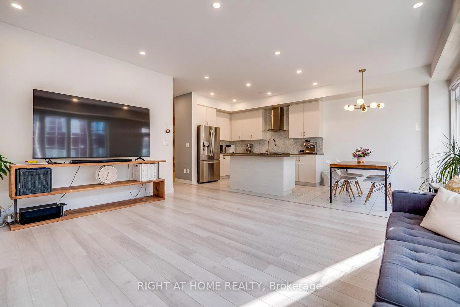Photo 12 of 20 Harcourt Street, Vaughan, Patterson — HOMEH