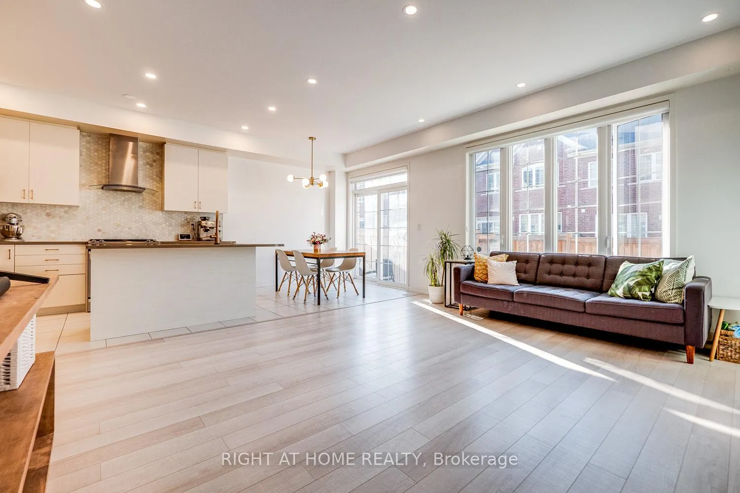 Photo 13 of 20 Harcourt Street, Vaughan, Patterson — HOMEH