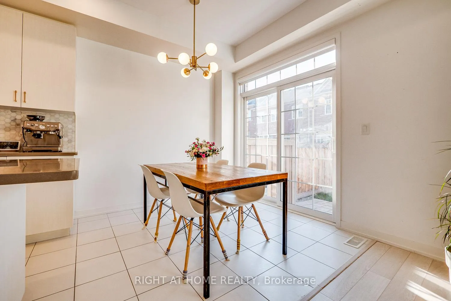 Photo 14 of 20 Harcourt Street, Vaughan, Patterson — HOMEH