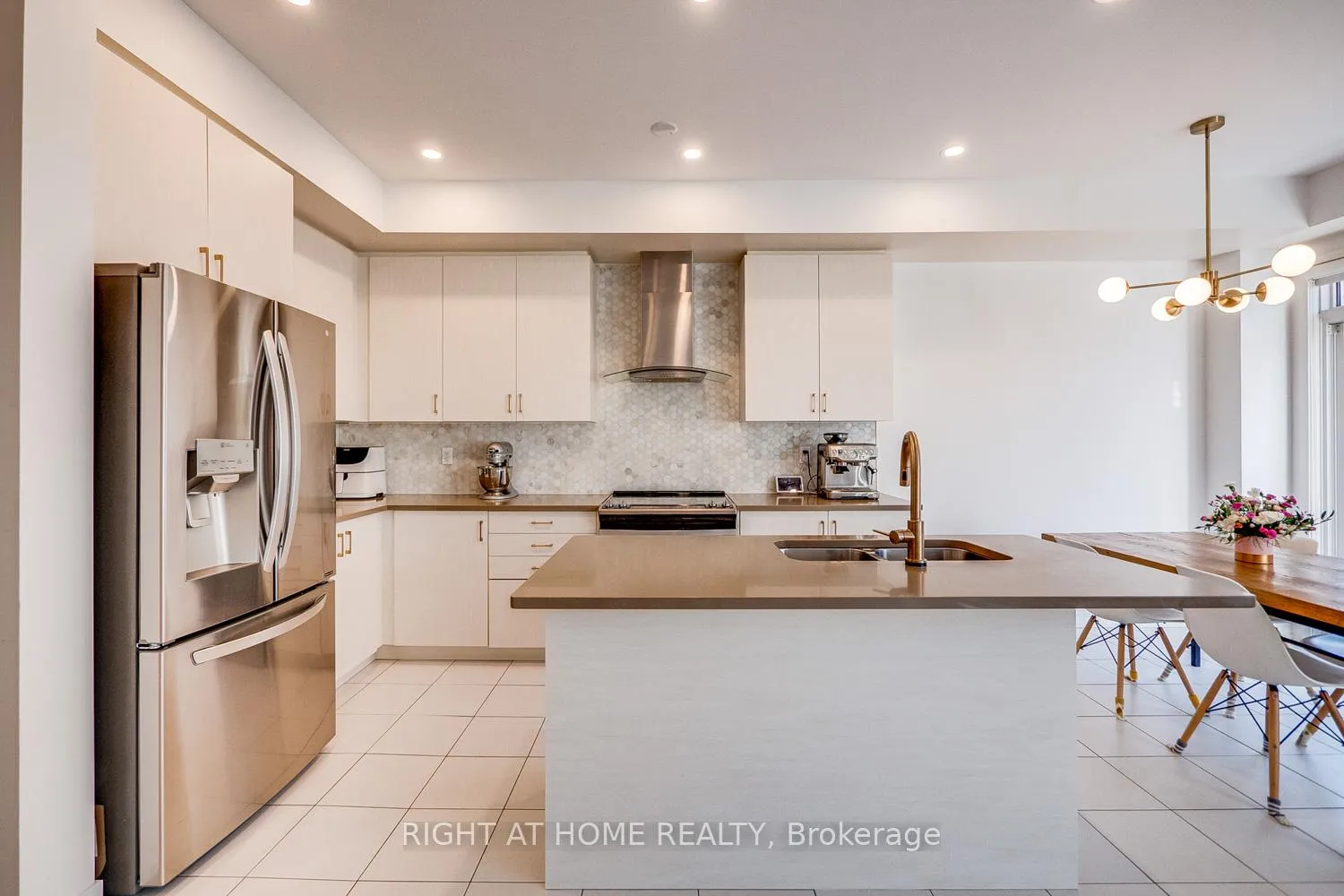 Photo 16 of 20 Harcourt Street, Vaughan, Patterson — HOMEH