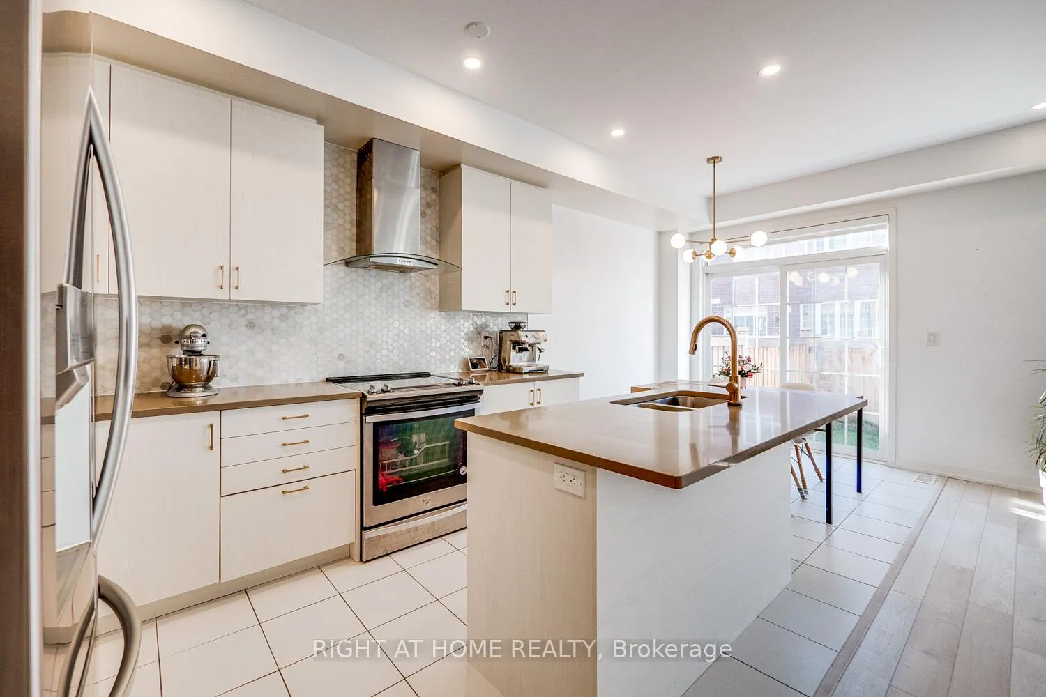 Photo 17 of 20 Harcourt Street, Vaughan, Patterson — HOMEH