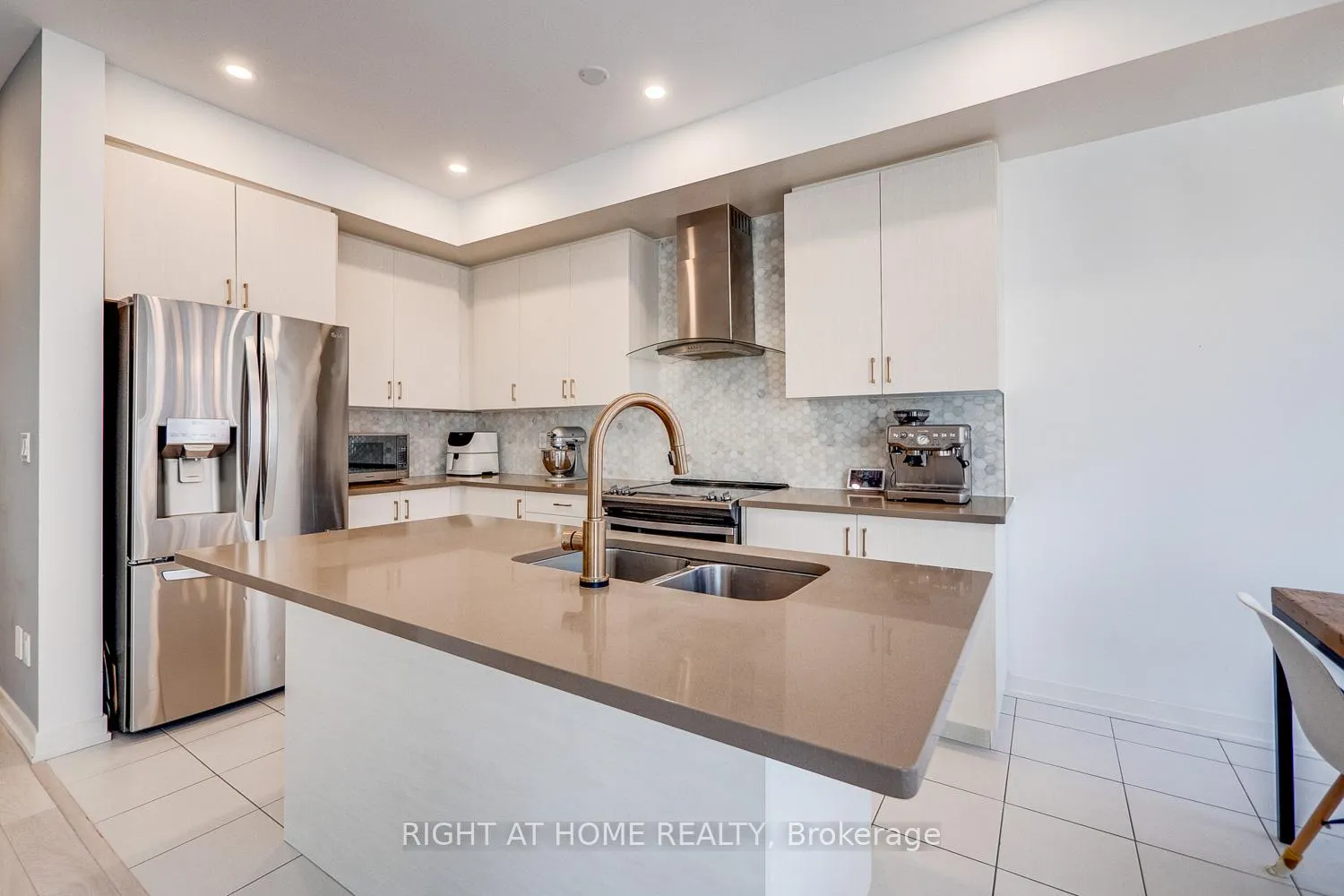 Photo 18 of 20 Harcourt Street, Vaughan, Patterson — HOMEH