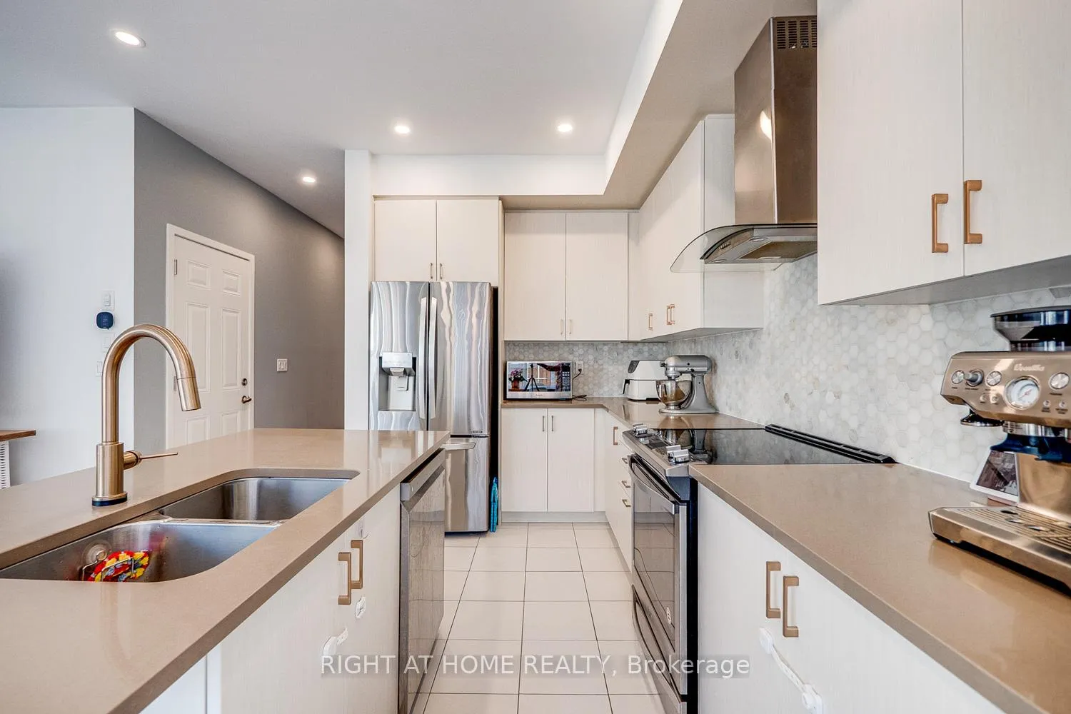 Photo 19 of 20 Harcourt Street, Vaughan, Patterson — HOMEH