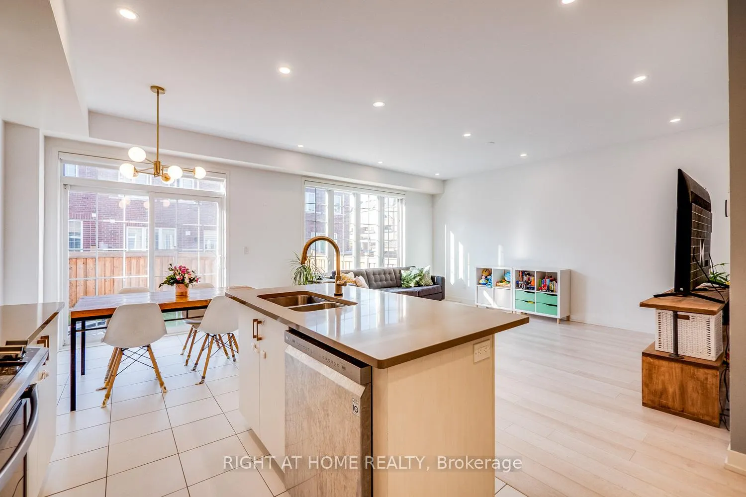 Photo 20 of 20 Harcourt Street, Vaughan, Patterson — HOMEH