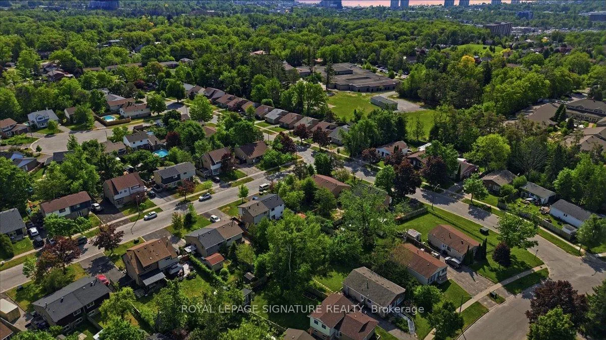 Photo 9 of 54 Scott Crescent, Barrie, Letitia Heights — HOMEH