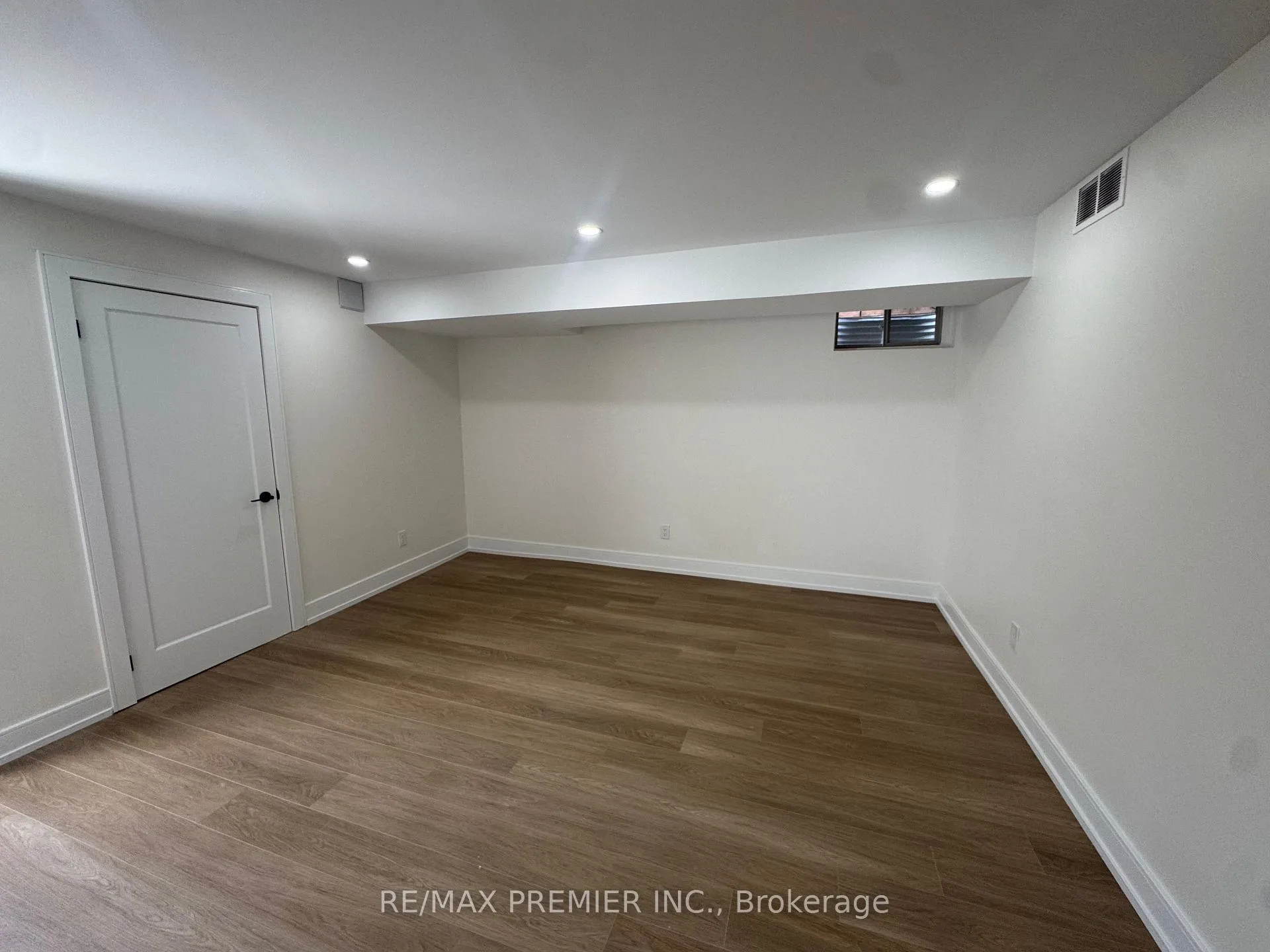 Photo 3 of 39 Walls Crescent, New Tecumseth, Tottenham — HOMEH