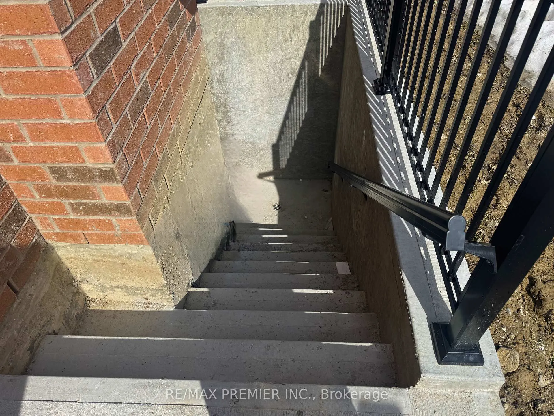 Photo 13 of 39 Walls Crescent, New Tecumseth, Tottenham — HOMEH