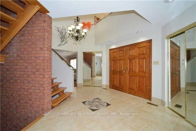 Photo 3 of 11140 Huntington Road E, Vaughan, Kleinburg — HOMEH