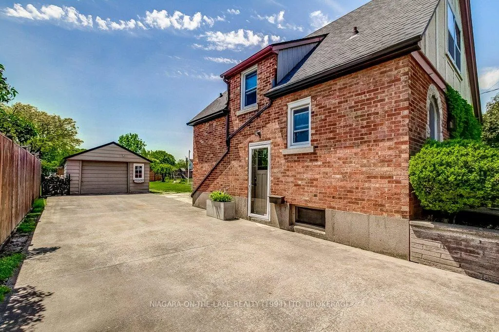 Photo 4 of 2 Vivian Avenue, St. Catharines, Carlton/Bunting — HOMEH