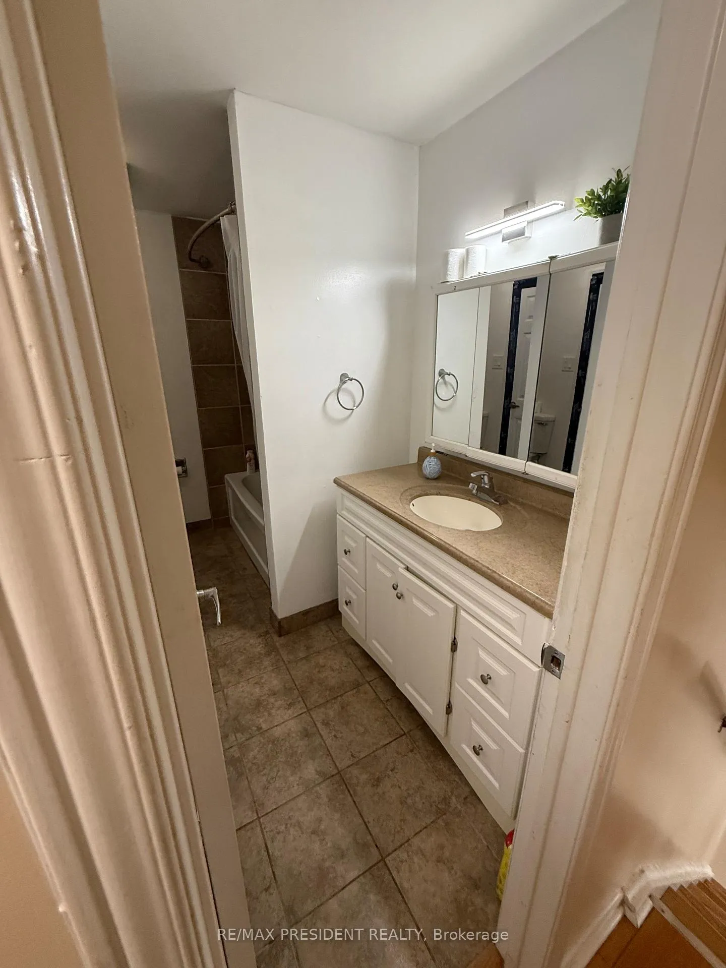 Photo 12 of 84 Primerose Crescent, Brampton, Heart Lake West — HOMEH