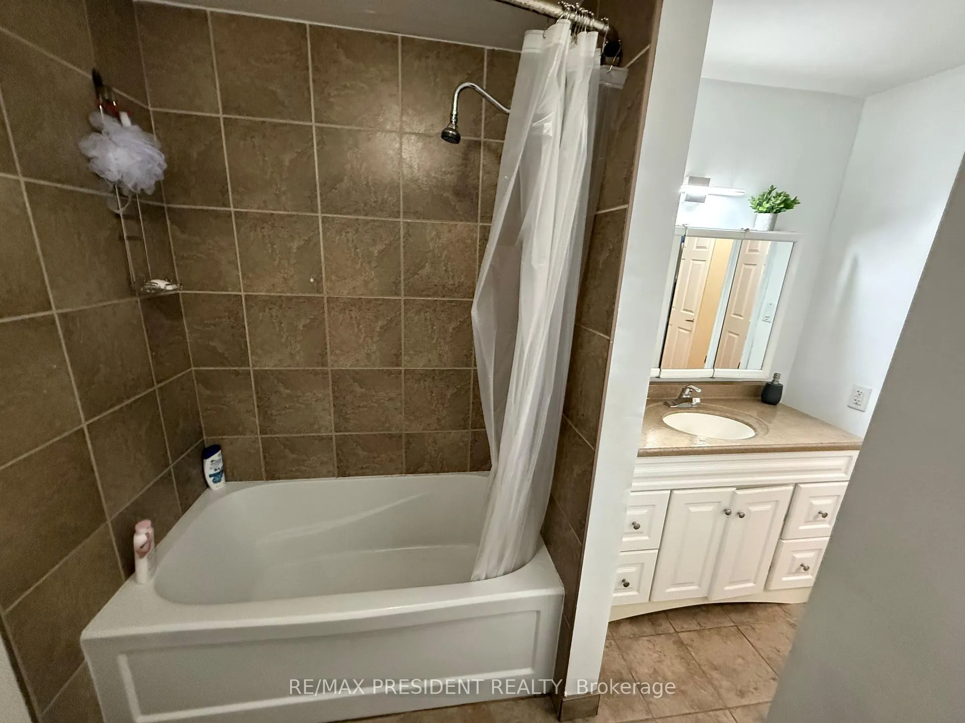 Photo 13 of 84 Primerose Crescent, Brampton, Heart Lake West — HOMEH