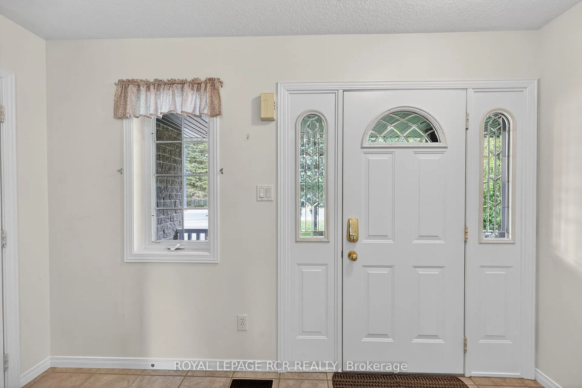 Photo 5 of 1552 Queen Street, Caledon, Alton — HOMEH