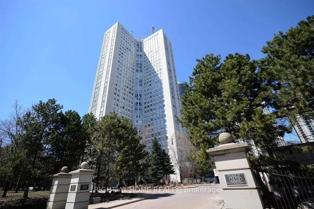 Front of Unit 3202, 3650 Kaneff Crescent