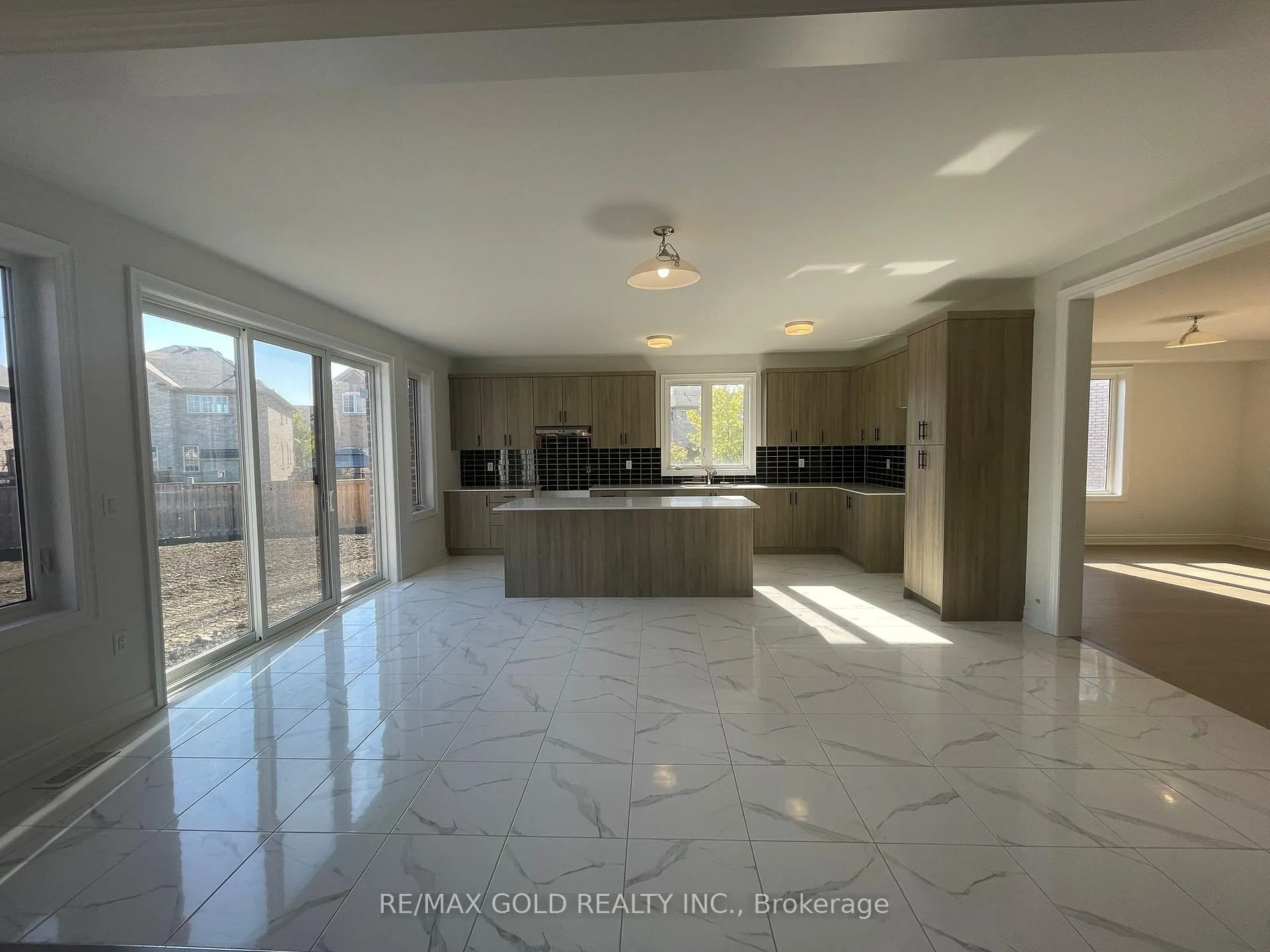 Photo 4 of 31 Dolomite Drive, Brampton, Bram East — HOMEH