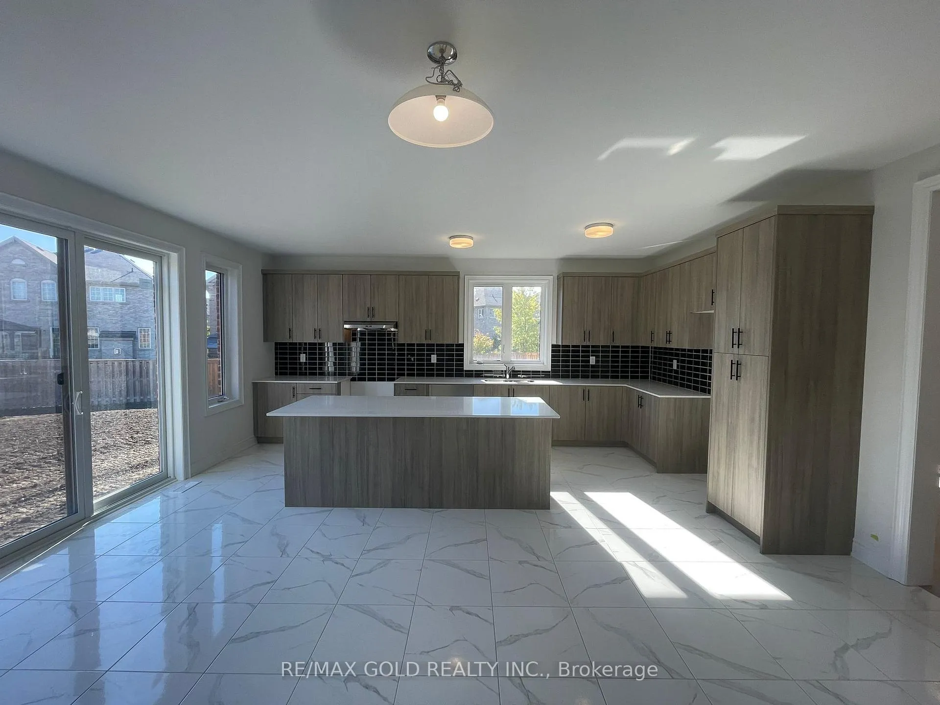 Photo 5 of 31 Dolomite Drive, Brampton, Bram East — HOMEH