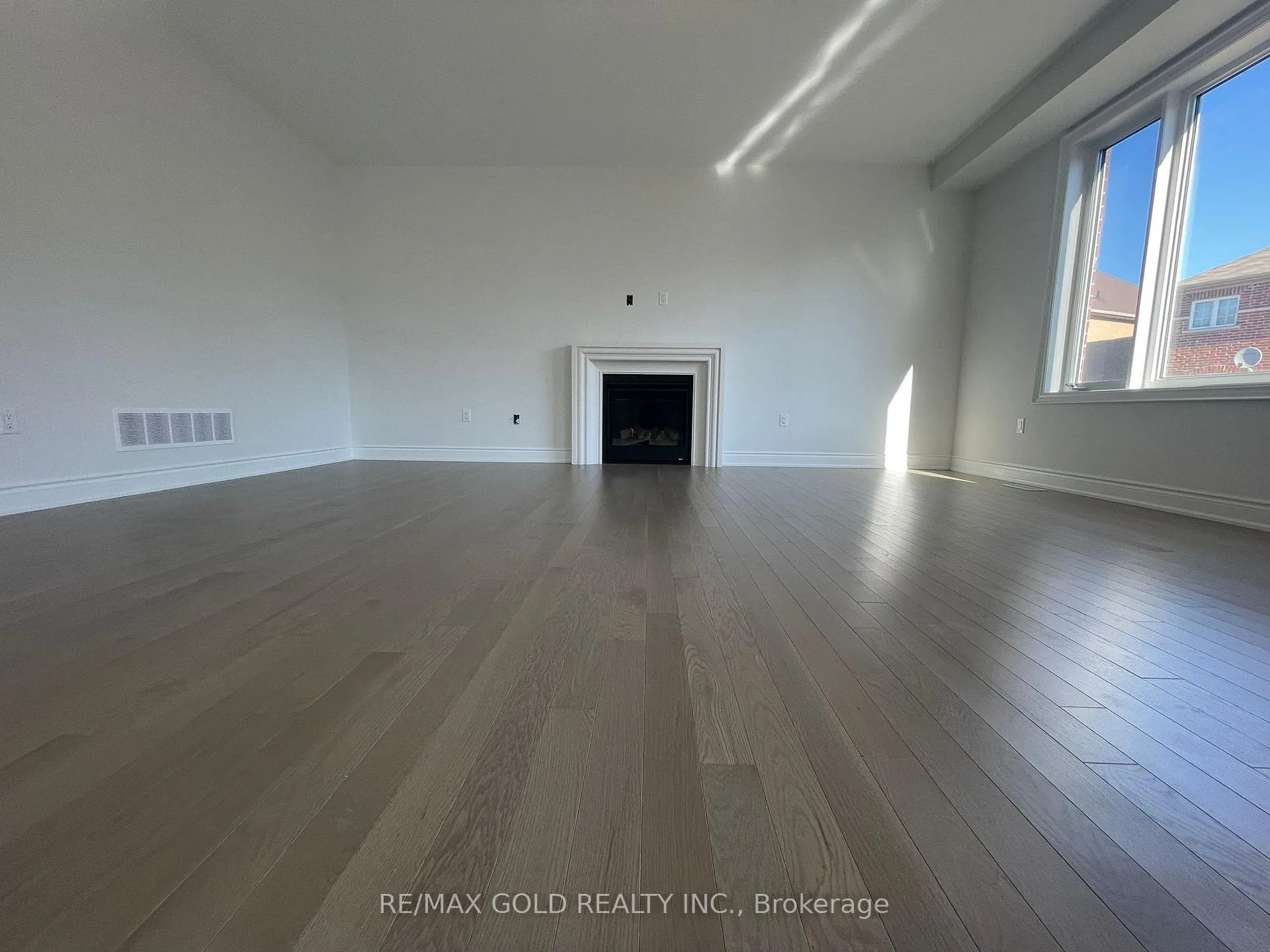 Photo 13 of 31 Dolomite Drive, Brampton, Bram East — HOMEH