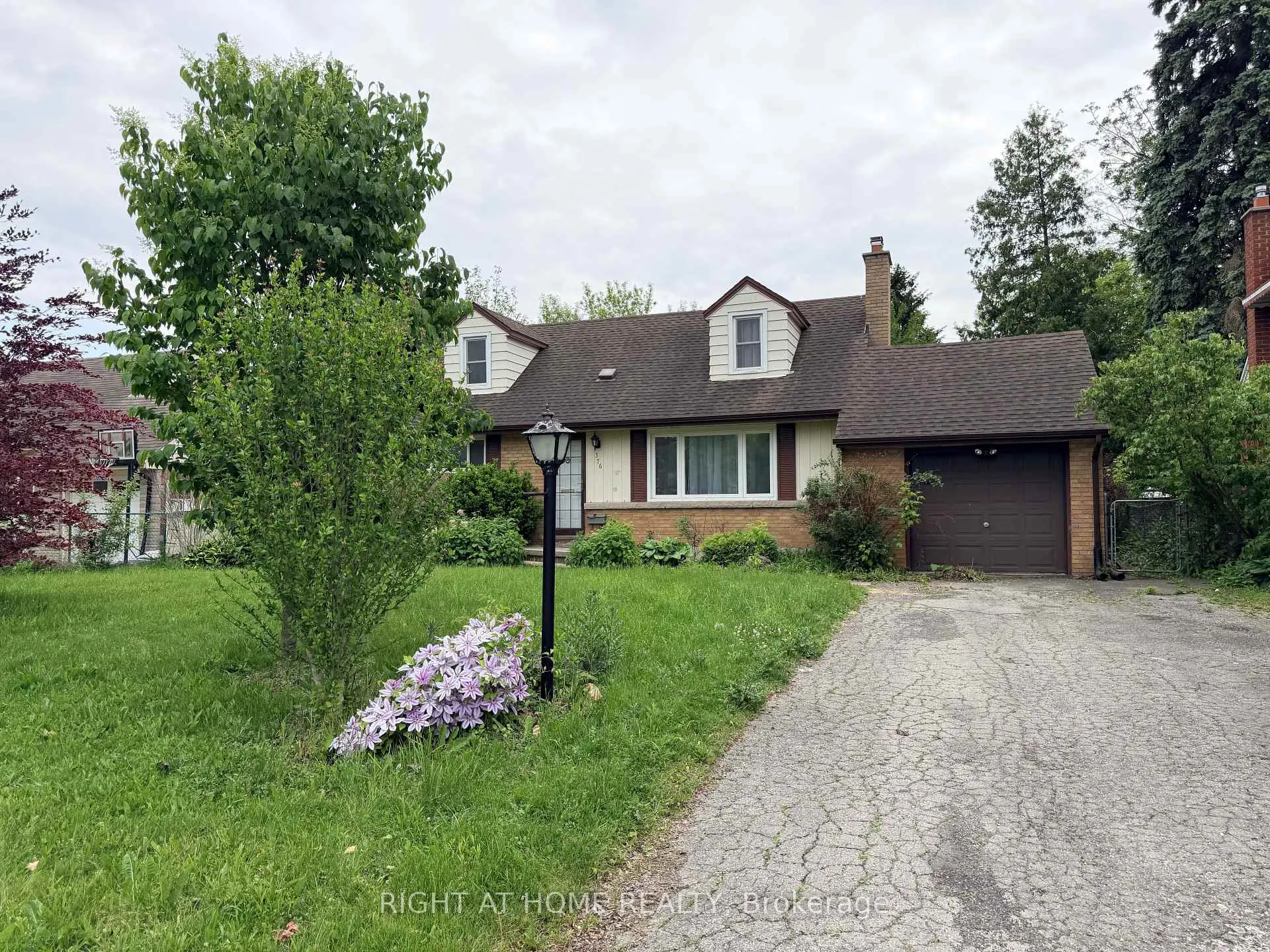 Front of 376 Ridgewood Crescent