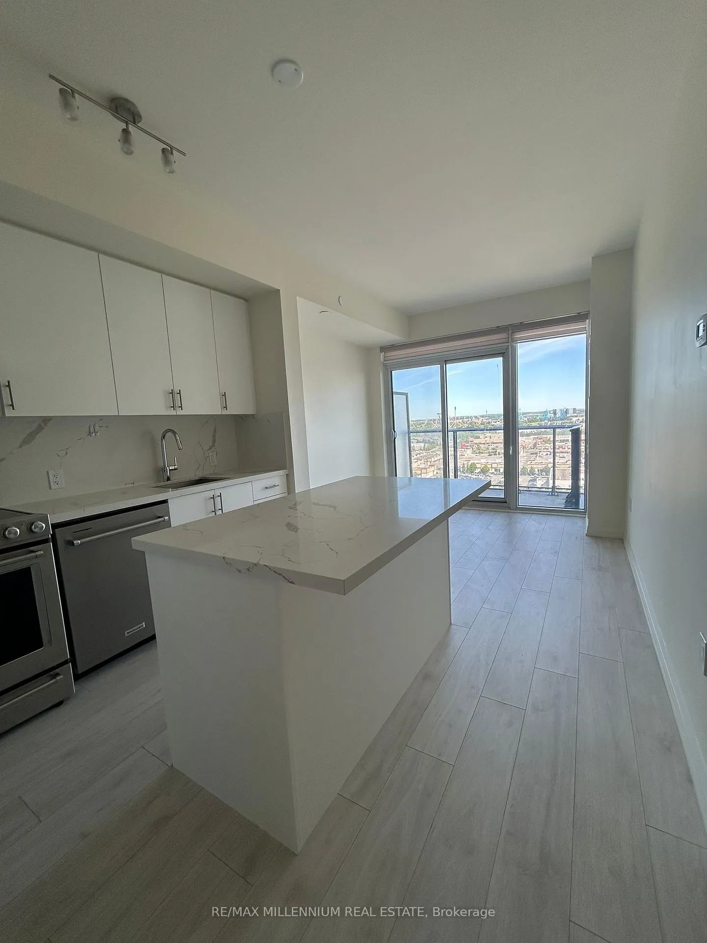 Photo 7 of Unit 408, 27 Korda Gate, Vaughan, Vellore Village — HOMEH