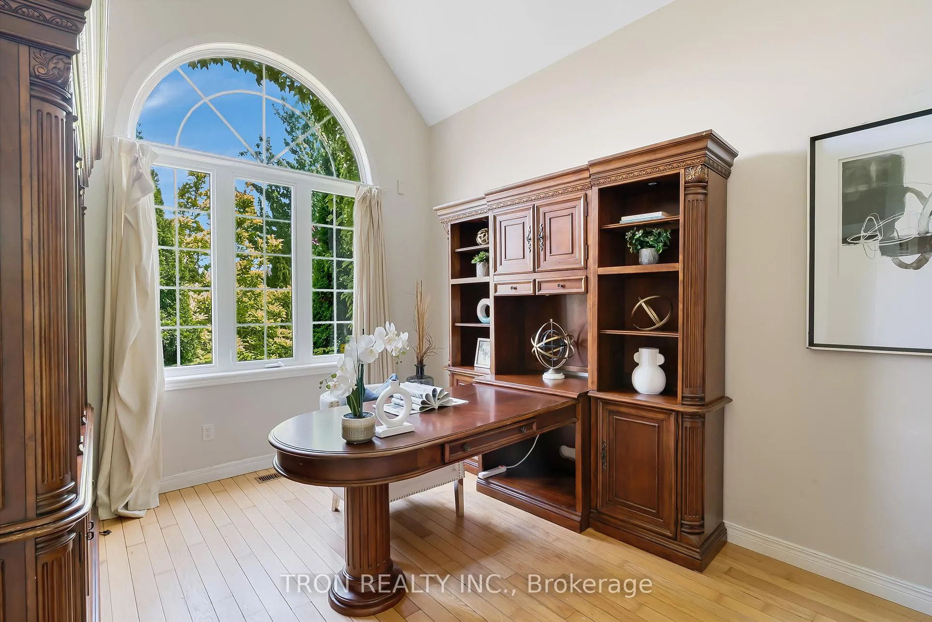 Photo 3 of 505 Yorkshire Drive, Waterloo — HOMEH