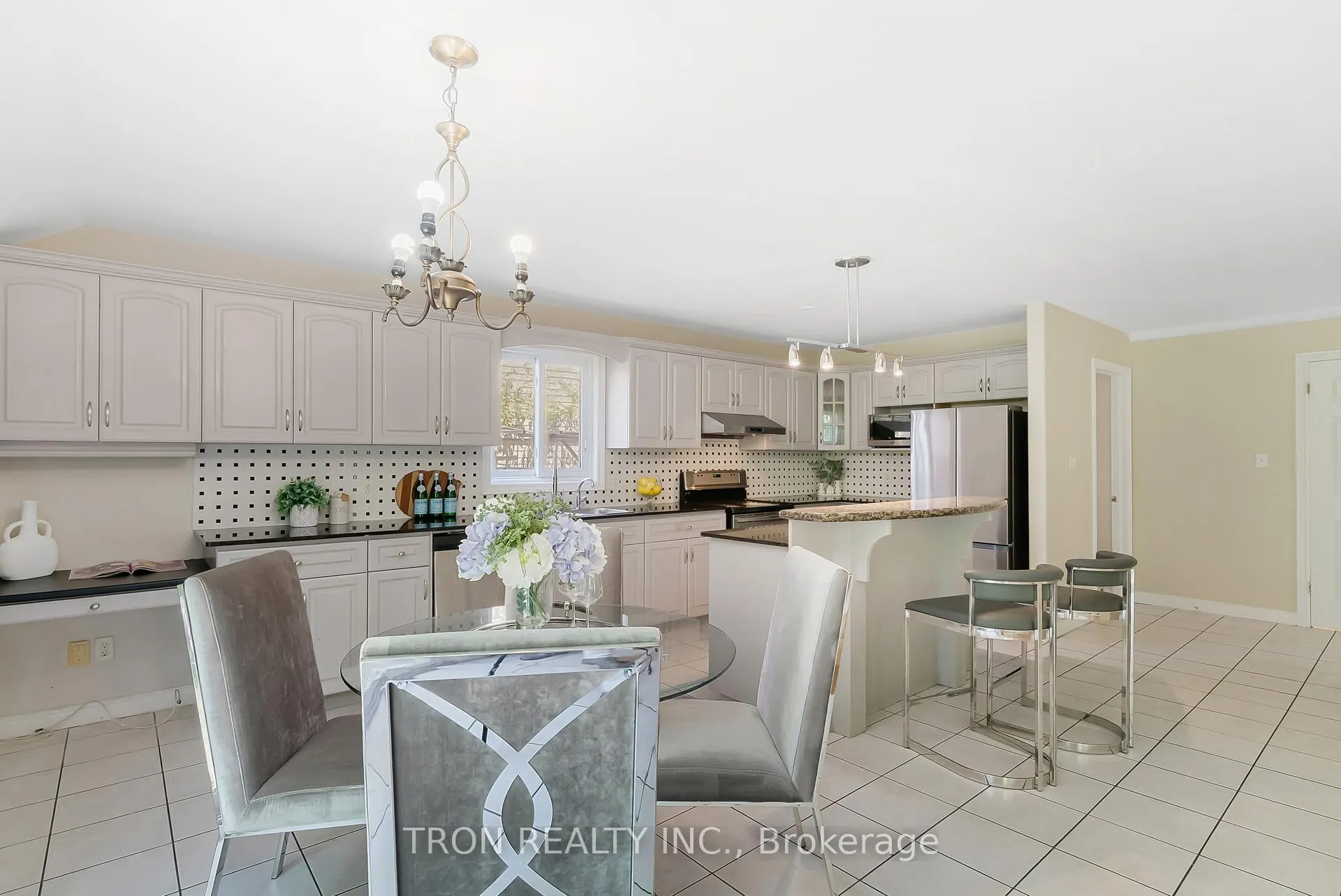 Photo 12 of 505 Yorkshire Drive, Waterloo — HOMEH