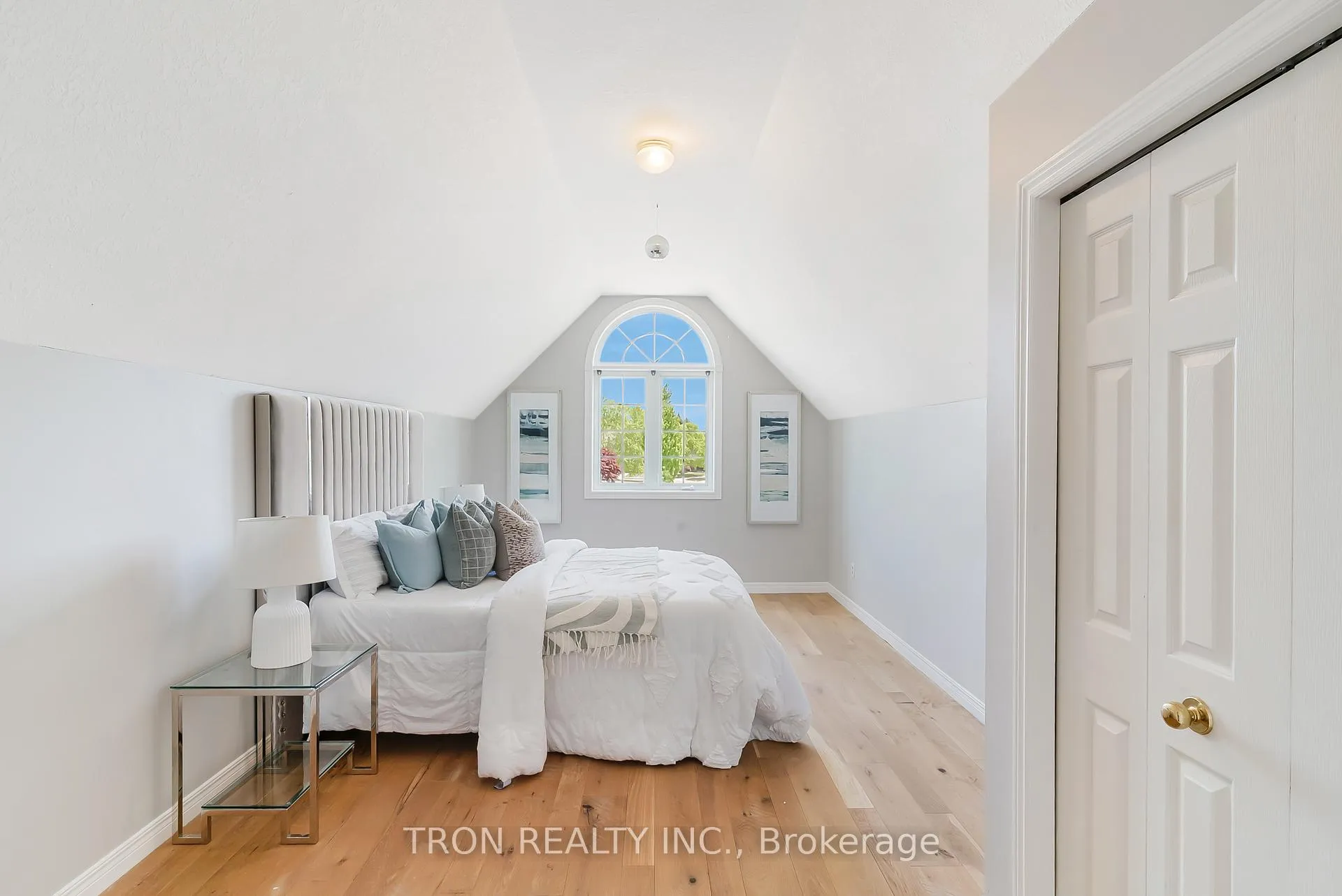 Photo 23 of 505 Yorkshire Drive, Waterloo — HOMEH