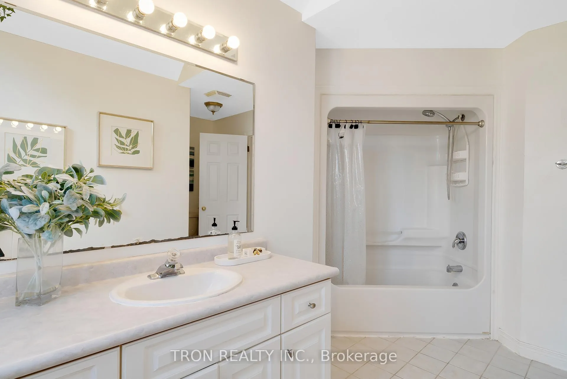 Photo 25 of 505 Yorkshire Drive, Waterloo — HOMEH