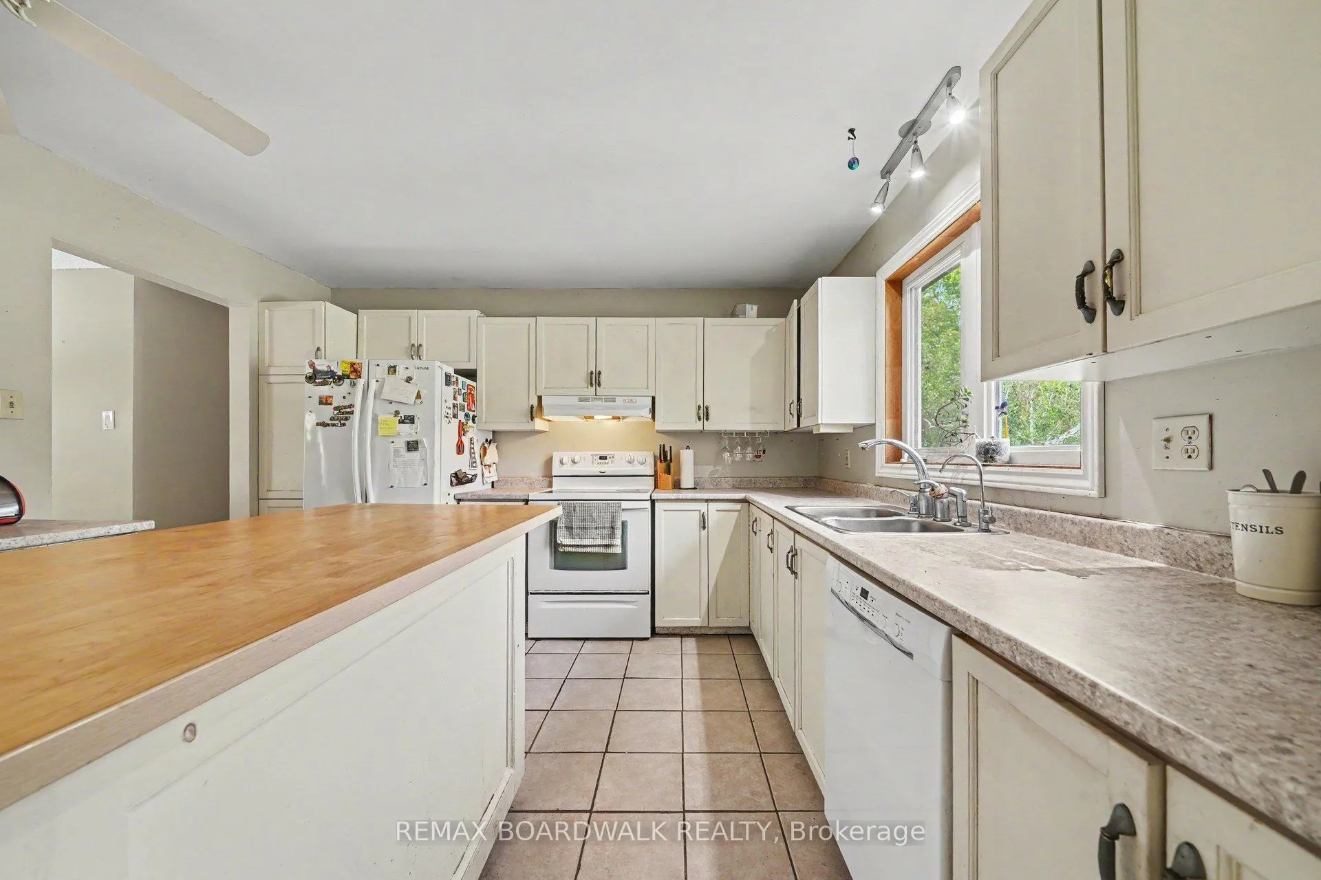 Photo 11 of 3399 Regburn Drive, Ottawa, Osgoode — HOMEH