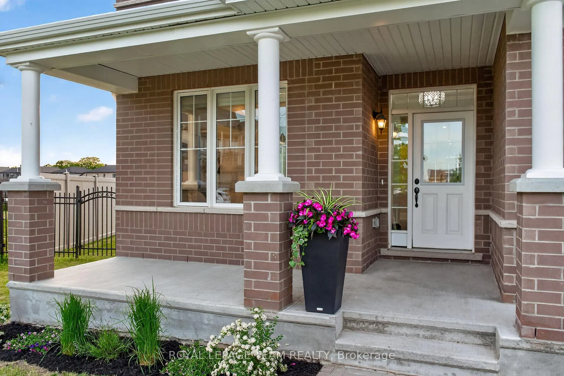 Photo 4 of 290 Ponderosa Street, Ottawa, Kanata - Emerald Meadows/Trailwest — HOMEH