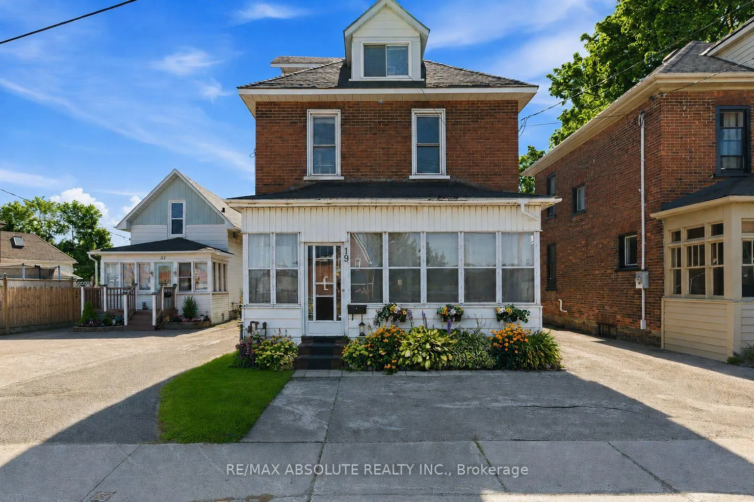 Photo 2 of 19 Leeds Street, Smiths Falls — HOMEH