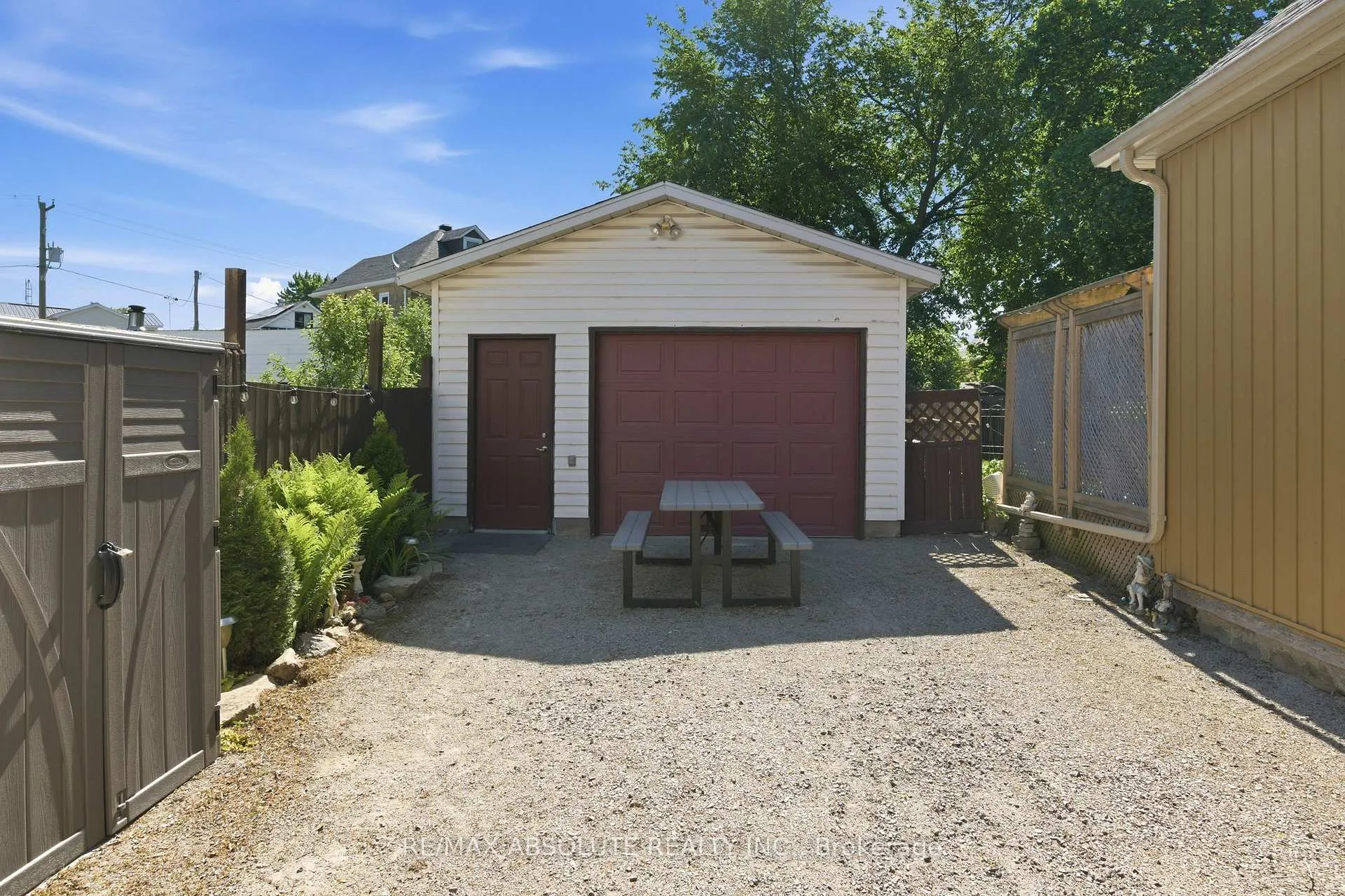 Photo 3 of 19 Leeds Street, Smiths Falls — HOMEH