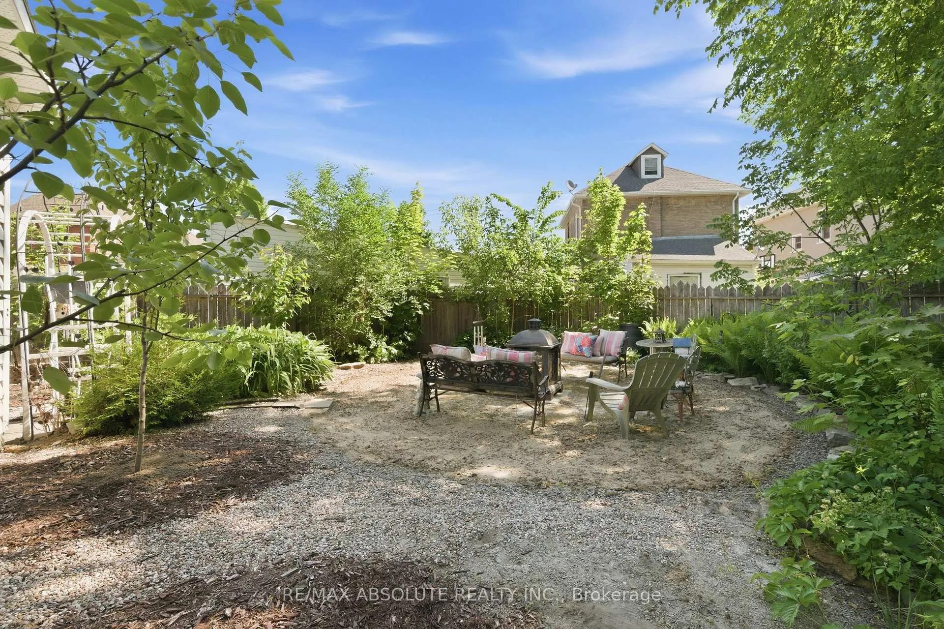 Photo 26 of 19 Leeds Street, Smiths Falls — HOMEH