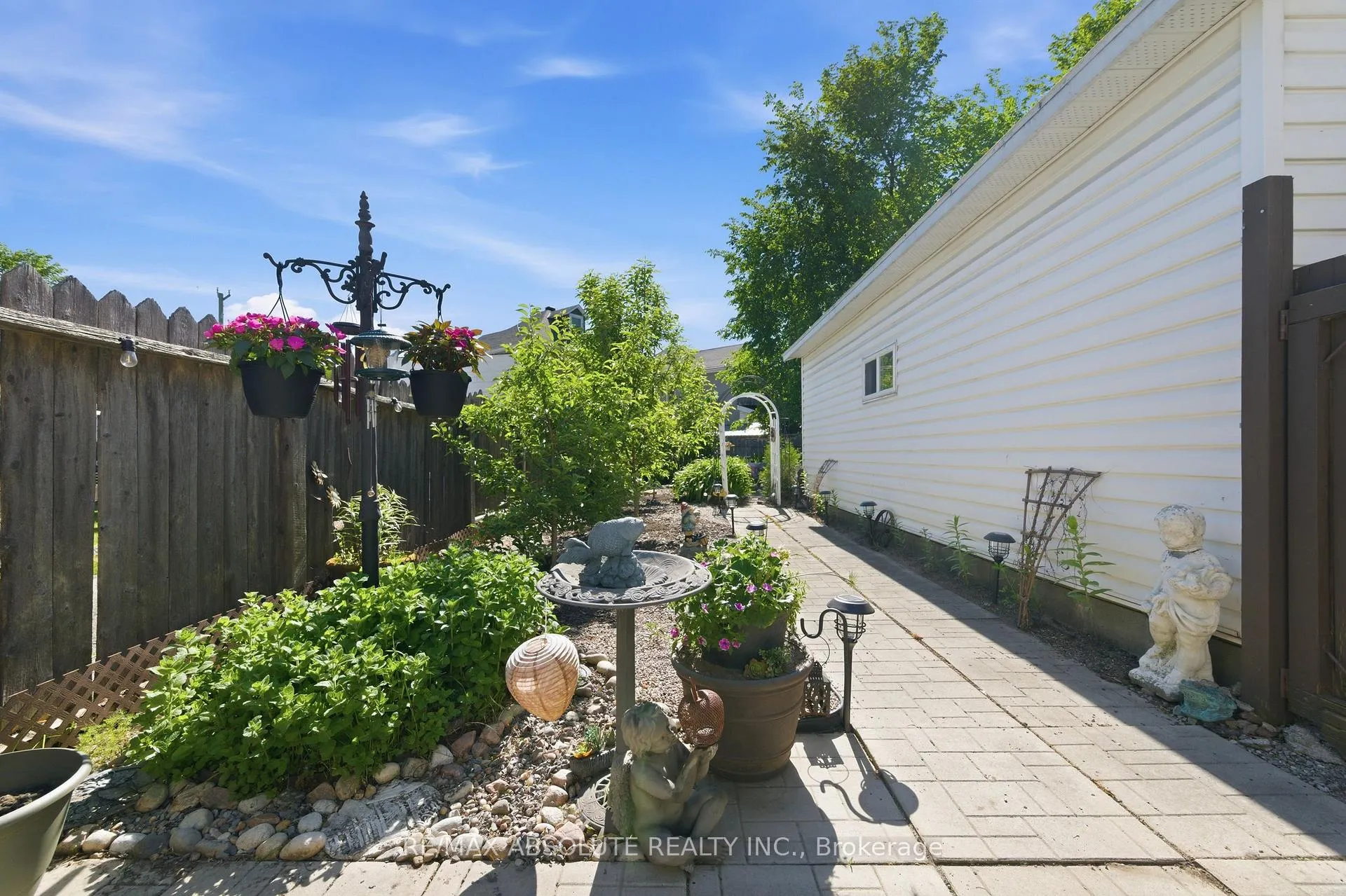 Photo 30 of 19 Leeds Street, Smiths Falls — HOMEH