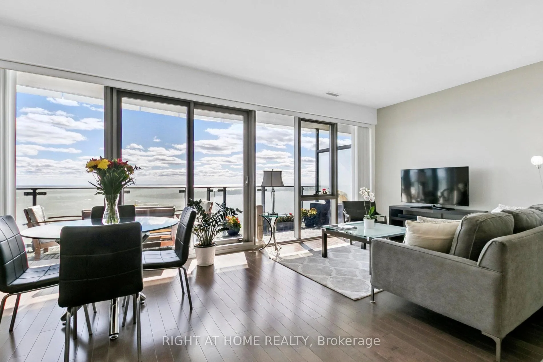 Photo 8 of Unit 3207, 390 Cherry Street, Toronto, Waterfront Communities — HOMEH
