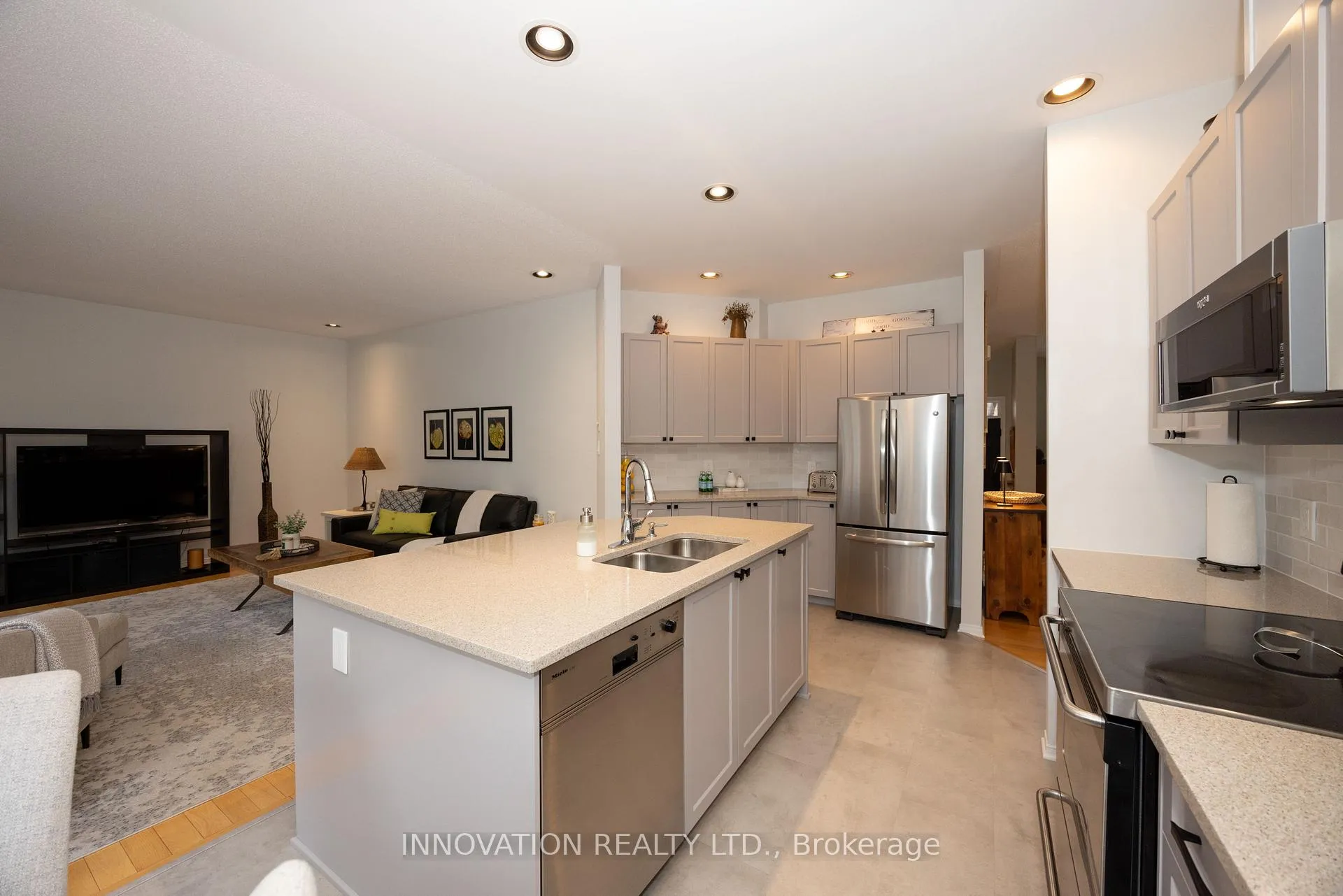 Photo 10 of 15 Whithorn Avenue, Ottawa, Kanata - Morgan's Grant/South March — HOMEH